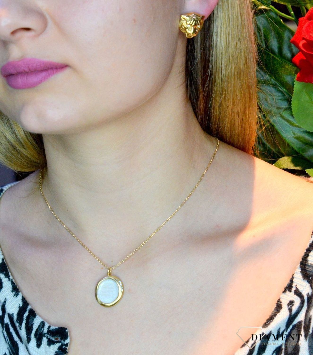 Pozłacany Naszyjnik Dall'acqua okrągła zawieszka z masą perłową C AQ Z4184529WH. Biżuteria włoskiej firmy Dall'acqua z kolekcji Sublime to połączenie niezwykłej gamy barw syntetycznych kamieni, nietuzinkowej formy i krus.jpg